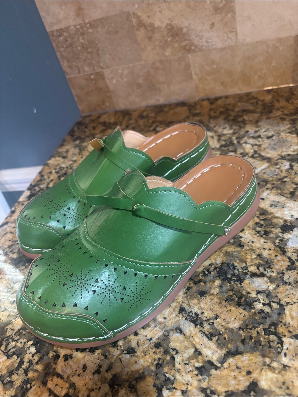 Green clogs 38 (6.5)